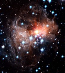 Hubble-Aufnahme eines "Lichtechos" von angestrahltem Staub um den Stern V838 Monocerotis, das wahrscheinlich von einer immensen Kollision ausgelöst wurde (NASA, ESA, and H. Bond (STScI))