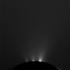 Eis- und Wasserdampfgeysire auf Enceladus, aufgenommen von der Raumsonde Cassini (NASA / JPL-Caltech / Space Science Institute)