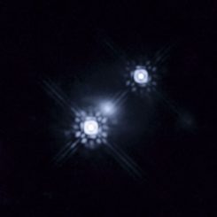 Zwei Abbilder des Quasars HE 1104-1805, die durch den Gravitationslinseneffekt einer Galaxie im Vordergrund erzeugt wurden (NASA, ESA and J.A. Muñoz (University of Valencia))