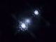 Zwei Abbilder des Quasars HE 1104-1805, die durch den Gravitationslinseneffekt einer Galaxie im Vordergrund erzeugt wurden (NASA, ESA and J.A. Muñoz (University of Valencia))