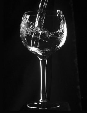 Glas mit Wasser. (Wikimedia Commons / User: Jorge Barrios / gemeinfrei) Glas mit Wasser. (Wikimedia Commons / User: Jorge Barrios / gemeinfrei)