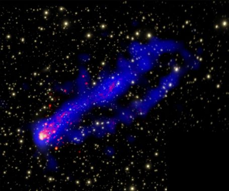 Röntgenschweife der Galaxie ESO 137-001 (X-ray: NASA / CXC / Uva / M. Sun, et al; H-alpha / Optical: SOAR (Uva / NOAO / UNC / CNPq-Brazil) / M.Sun et al.)