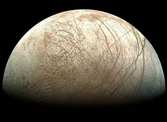 Der Jupitermond Europa, aufgenommen von Galileo. Man erkennt ausgedehnte Eisebenen und ausgeprägte Bruchsysteme (Image reprocessed by Ted Stryk)