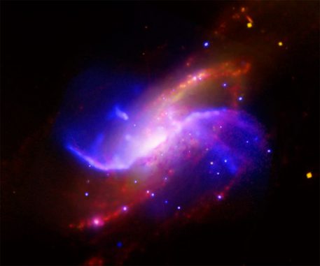 Die "Geisterarme" (blau) von NGC 4258 (X-ray: NASA / CXC / Univ. of Maryland / A.S. Wilson et al.; Optical: Pal.Obs. DSS; IR: NASA / JPL-Caltech; VLA: NRAO / AUI / NSF)