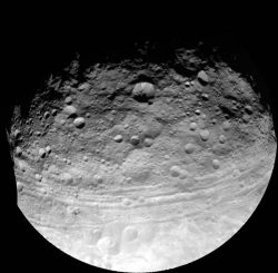 Globale Ansicht von Vesta (NASA / JPL-Caltech / UCLA / MPS / DLR / IDA)