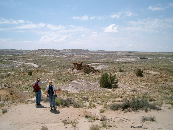 Robert Sullivan (links) und Dever Fowler am Naashoibito-Bett in New Mexico (Photo by W. P. Fowler)