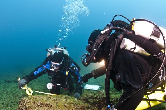 Taucher bei der Vermessung von Steinen (Photo courtesy of Tane Casserley, NOAA Thunder Bay National Marine Sanctuary)