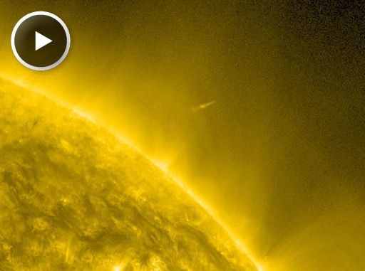Der Komet Lovejoy beim Flug durch die Sonnenkorona (NASA / SDO) Der Komet Lovejoy beim Flug durch die Sonnenkorona (NASA / SDO)