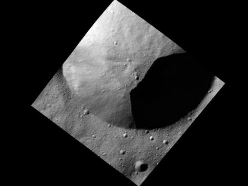 Eine der ersten Aufnahmen aus dem Low-Altitude Mapping Orbit zeigt einen Teil des Randes von einem frischen Krater. (NASA / JPL-Caltech / UCLA / MPS / DLR / IDA)
