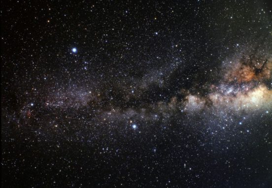 Das als "Dark Rift" bezeichnete dunkle Band aus Staubwolken vor dem galaktischen Zentrum (A. Fujii)