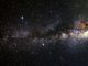 Das als "Dark Rift" bezeichnete dunkle Band aus Staubwolken vor dem galaktischen Zentrum (A. Fujii)