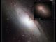 Der "Doppelkern" der Andromeda-Galaxie. Die Hubble-Aufnahme oben rechts zeigt rötliche Sterne, die das Schwarze Loch in größerer Entfernung umkreisen. (NASA, ESA, and T. Lauer (National Optical Astronomy Observatory)