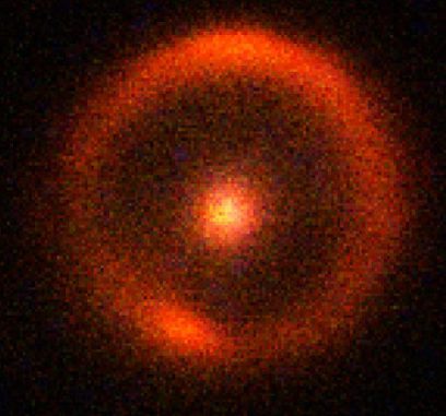 Im Zentrum dieser Infrarot-Aufnahme liegt eine schwere, rote Galaxie, die als Gravitationslinse agiert (David Lagattuta/W. M. Keck Observatory)