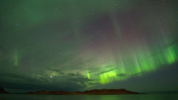 Nordlicht über der Inselgruppe der Vesterålen, Norwegen (Anne Sofie Simonsen)