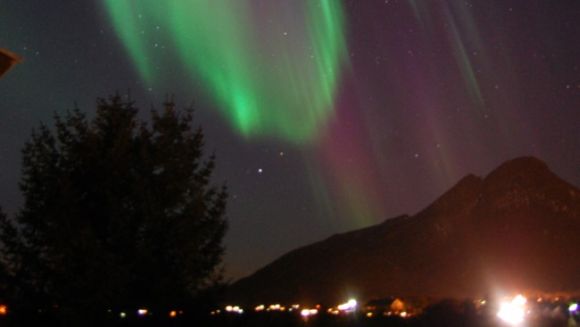 Nordlicht über Straume, Norwegen (Øystein O. Strandback)