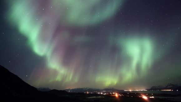 Nordlicht über der Inselgruppe der Vesterålen, Norwegen (Jack Lihaug)