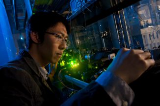 Shuzhen Ye verwendete einen ultravioletten Laser, um ein Rydberg-Atom zu erzeugen. (Jeff Fitlow / Rice University)