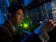 Shuzhen Ye verwendete einen ultravioletten Laser, um ein Rydberg-Atom zu erzeugen. (Jeff Fitlow / Rice University)