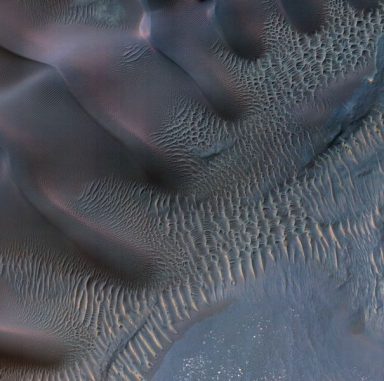 Dieses farbveränderte Bild zeigt Sanddünen in Noachis Terra, die innerhalb eines Einschlagkraters gefangen sind (NASA / JPL-Caltech / Univ. of Arizona)