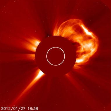 Sonneneruption der X-Klasse am 27. Januar 2012 (SOHO / ESA & NASA) Sonneneruption der X-Klasse am 27. Januar 2012 (SOHO / ESA & NASA)