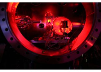 Das Bild zeigt das Innere einer Experimentierkammer des LCLS Lasers. In der Bildmitte ist der Halter für die zu erhitzende Materieprobe erkennbar. (Photo courtesy University of Oxford / Sam Vinko)