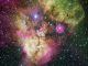 Der Sternhaufen NGC 2467 und die ihn umgebende Sternentstehungsregion (ESO)