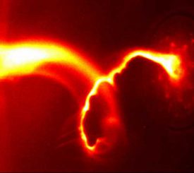 Ein Argon-Plasmajet bildet eine schnell wachsende korkenzieherförmige Struktur, bekannt als Kink-Instabilität. (A. L. Moser and P. M. Bellan, Caltech)