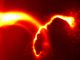 Ein Argon-Plasmajet bildet eine schnell wachsende korkenzieherförmige Struktur, bekannt als Kink-Instabilität. (A. L. Moser and P. M. Bellan, Caltech)
