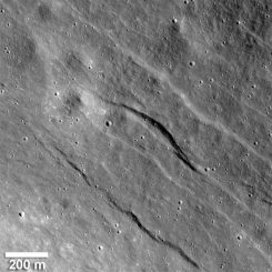 Der größte der neu entdeckten Grabenbrüche in den Hochländern der erdabgewandten Seite des Mondes. Er ist rund 500 Meter breit und 20 Meter tief. (NASA / Goddard / Arizona State University / Smithsonian Institution)