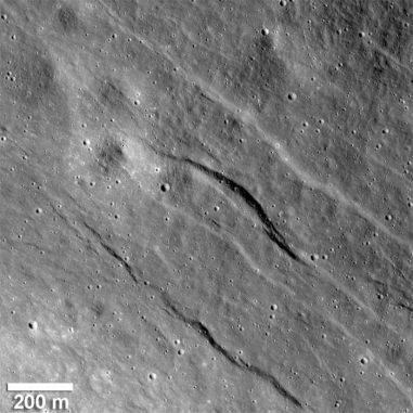 Der größte der neu entdeckten Grabenbrüche in den Hochländern der erdabgewandten Seite des Mondes. Er ist rund 500 Meter breit und 20 Meter tief. (NASA / Goddard / Arizona State University / Smithsonian Institution)
