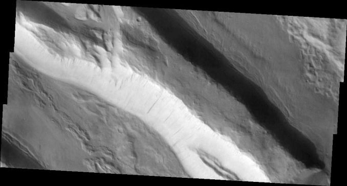 Dies war das erste wissenschaftliche Bild von THEMIS, aufgenommen am 19. Februar 2002. Zu sehen ist ein Teil von Acheron Fossae nördlich des Riesenvulkans Olympus Mons. (NASA / JPL-Caltech / Cornell / Arizona State University)