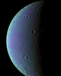 Falschfarbenaufnahme von Dione (NASA / JPL / Space Science Institute)
