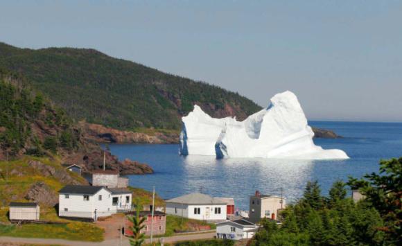 Ein gestrandeter Eisberg in der Nähe von Dunfield, Neufundland (Newfoundland and Labrador Tourism)