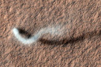 Ein Staubteufel wirft einen geschwungenen Schatten auf die Marsoberfläche. (NASA / JPL-Caltech / Univ. of Arizona)
