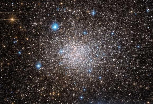Der Kugelsternhaufen Terzan 5 im Sternbild Schütze, die Heimat des beobachteten Systems (ESA / Hubble and NASA)