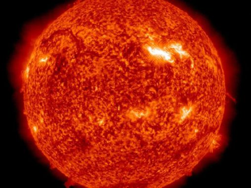 Eine aktive Region auf der Sonne, hier als heller Fleck zu sehen, bewegt sich seit dem 2. März 2012 von links nach rechts über die Sonnenscheibe. (NASA / SDO / AIA) Eine aktive Region auf der Sonne, hier als heller Fleck zu sehen, bewegt sich seit dem 2. März 2012 von links nach rechts über die Sonnenscheibe. (NASA / SDO / AIA)