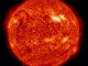 Eine aktive Region auf der Sonne, hier als heller Fleck zu sehen, bewegt sich seit dem 2. März 2012 von links nach rechts über die Sonnenscheibe. (NASA / SDO / AIA)