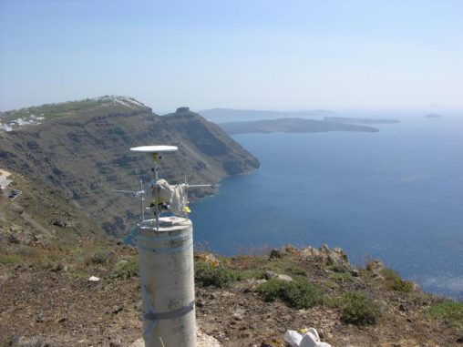 Blick auf die Vulkaninsel Santorin, im Vordergrund eine der GPS-Stationen (Andrew Newman / Georgia Institute of Technology)