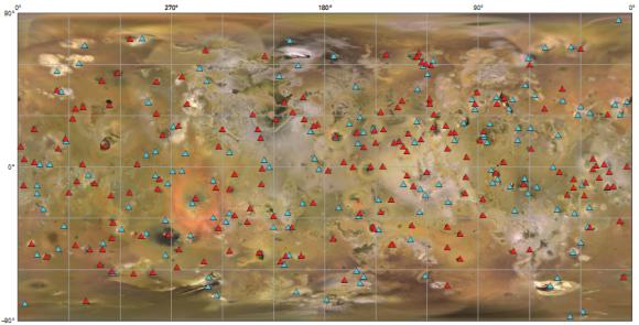 Geologische Karte von Io mit markierten Hotspots (rot) und Bergen (blau) (USGS)