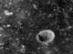 Kraterlandschaft auf Merkur. Der Durchmesser des großen Kraters beträgt sieben Kilometer. (NASA / Johns Hopkins University Applied Physics Laboratory / Carnegie Institution of Washington)