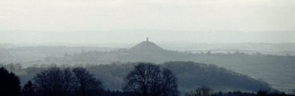 Glastonbury Tor, aufgenommen aus einiger Entfernung (Wikipedia / Pierre Terre / CC-BY-SA 2.0)