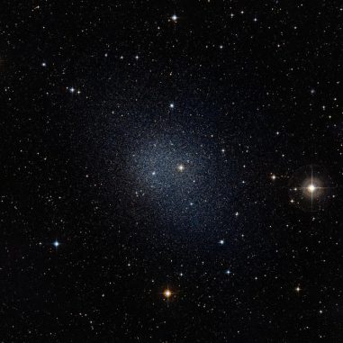 Diese kugelförmige Zwerggalaxie im Sternbild Fornax gehört zu den zehn untersuchten Exemplaren der aktuellen Studie. (ESO / Digital Sky Survey 2)