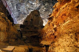 Blick von der Ausgrabungsstelle zum Eingang der Wonderwerk-Höhle in Südafrika (Photo by R. Yates)