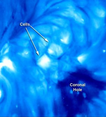 Standbild aus dem unten eingebettetem Video, dass die Entwicklung koronaler Zellen zeigt. (NASA / STEREO / NRL) Standbild aus dem unten eingebettetem Video, dass die Entwicklung koronaler Zellen zeigt. (NASA / STEREO / NRL)