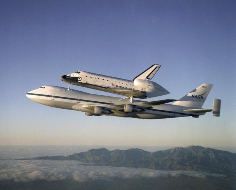 Das Space Shuttle Atlantis auf dem Rücken eines Shuttle Carrier Aircraft im Jahr 2009. (NASA) Das Space Shuttle Atlantis auf dem Rücken eines Shuttle Carrier Aircraft im Jahr 2009. (NASA)