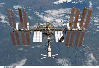 Die Internationale Raumstation ISS aus Sicht des Space Shuttle Discovery am 7. März 2011 (NASA)