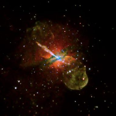 Chandra-Aufnahme der nahen Galaxie Centaurus A, deren Kern ein aktives supermassives Schwarzes Loch enthält. (NASA / CXC / CfA / R.Kraft et al.)