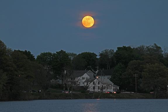 Super-Vollmond vom 5. Mai 2012 über Woburn, Massachusetts (Foto: Imelda Joson und Edwin Aguirre)