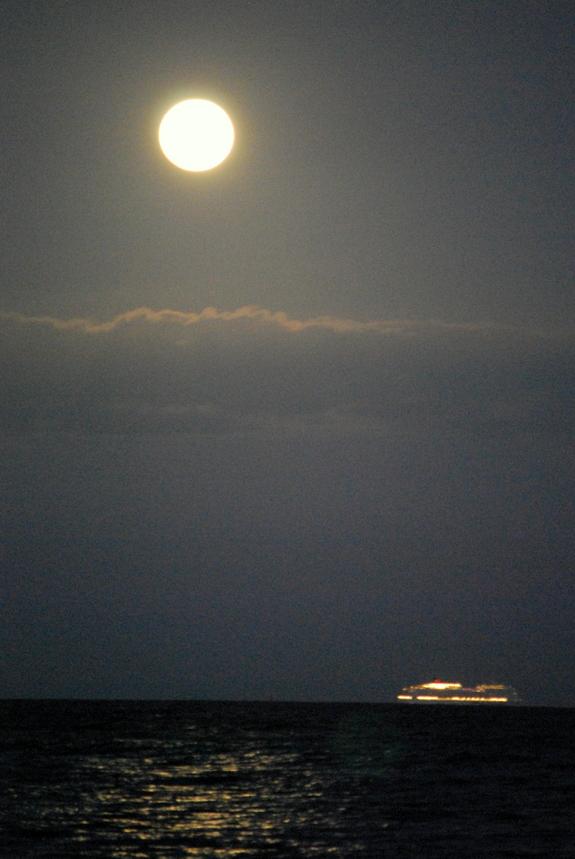 Super-Vollmond vom 5. Mai 2012 über Oahu, Hawaii (Foto: James Davidson)