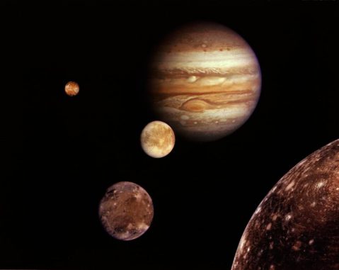Fotokollage von Jupiter und den Galileischen Monden Io, Europa, Ganymed und Callisto. (NASA)